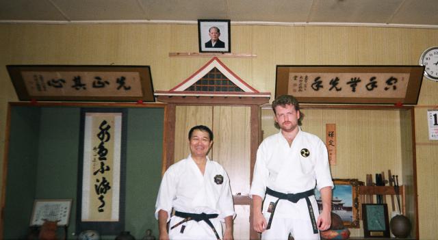Maître Takayoshi Nagamine, 10e dan d'Okinawa Karaté et Maître Valeriy Maistrovoy, 7e dan d'Okinawa Karaté.