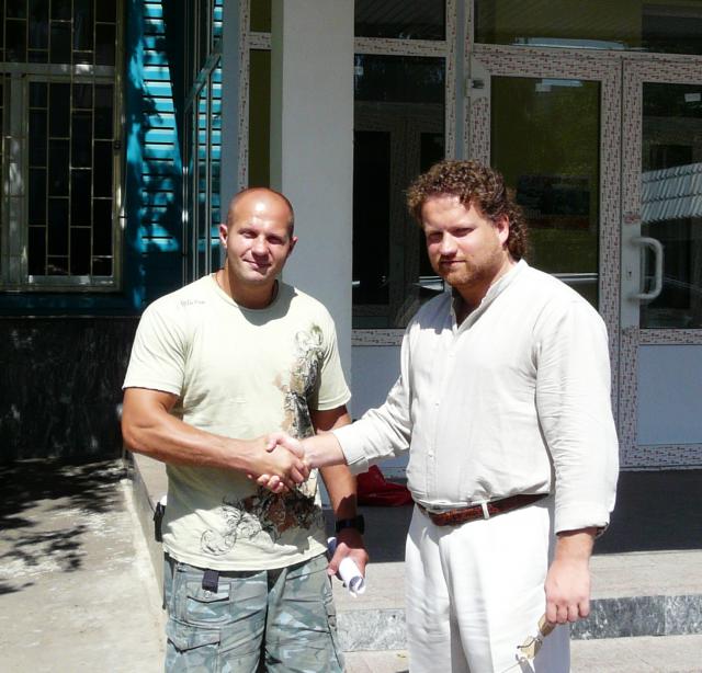 Maître Valeriy Maistrovoy et Fedor Emelianenko, le champion du monde de Mix Fight et Pride.