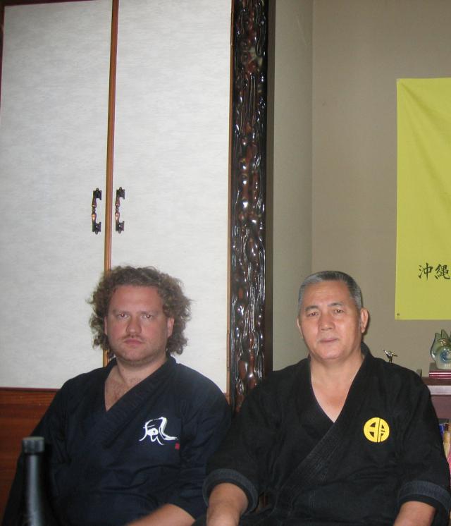 Maître Valeriy Maistrovoy en compagnie du Maître M. Yagi 10e dan Goju ryu (Okinawa, Japon).