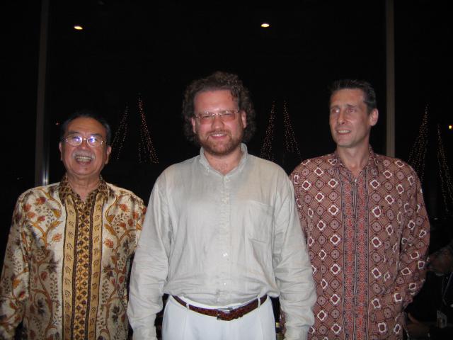 Avec le général Eddy M. Nalapraya (à gauche) président honoraire de la fédération internationale de Pencak Silat.