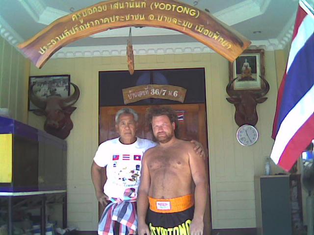 Avec Maître Yodtong Champion du Monde de Boxe Thaï, le père Muay Thaï (Thaïland).